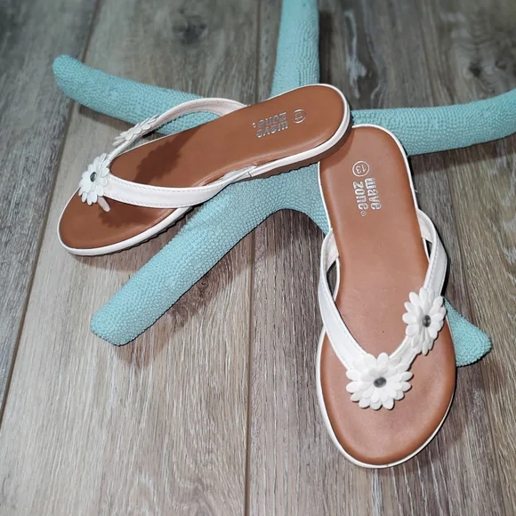 🇺🇲Girls Wave Zone faux leather white strap between toe bling sandal Sz 13 - Picture 2 of 6